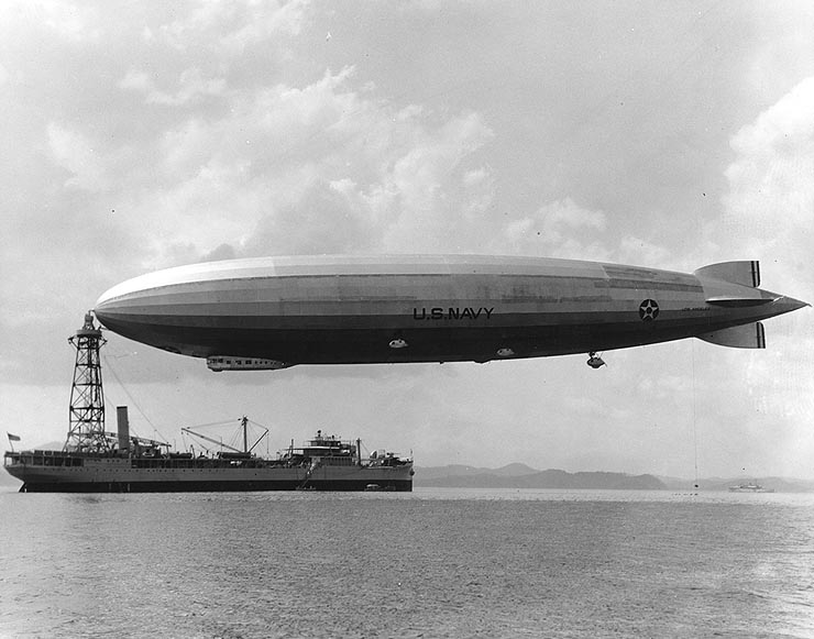 USS_Los_Angeles_moored_to_USS_Patoka,_1931